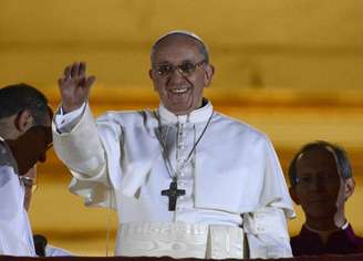 O papa Francisco dá primeira bênção a uma multidão no Vaticano nesta quarta-feira.