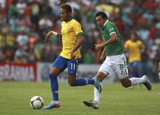 <p>Neymar recebeu bons passes de Ronaldinho e Jadson para fazer dois gols no primeiro tempo</p>
