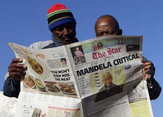 Sul-africanos leem jornal que destaca o estado de saúde de Nelson Mandela