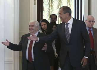 O ministro russo Lavrov (dir.) mostra o caminho para o colega sírio durante encontro em Moscou