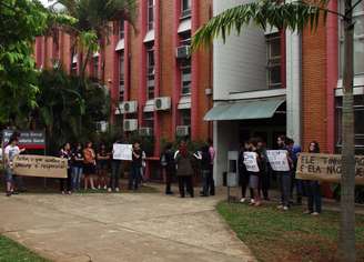 Grupo protestou na Unicamp na manhã desta terça-feira por "omissão" da universidade na morte de Denis Casagrande