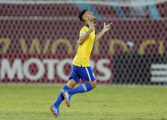 Boschilia celebra um de seus quatro gols no Mundial Sub-17, dois marcados contra Honduras