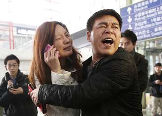Parente de passageiro do voo da Malaysia Airlines se desespera em Pequim ao saber do desaparecimento do avião