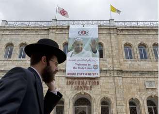 <p>O cartaz anuncia dá as boas-vindas em árabe, inglês e hebraico ao papa Francisco</p>