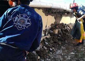 <p>Corpo de Bombeiros da Guatemala agem em operação de resgate após o terremoto que aconteceu na fronteira do país com o México</p>