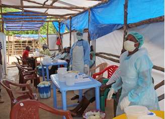 <p>Equipe médica presta atendimento a vítimas de Ebola, em Kenema District, em Serra Leoa, no domingo 27 de julho</p>