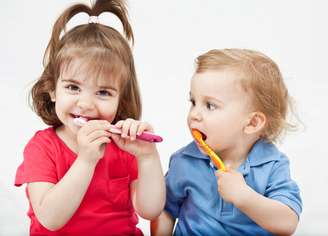 As crianças têm habilidades motoras para escovar os dentes a partir dos 7/8 anos. Entretanto, a idade certa para os treinos de independência é a partir dos 3 anos