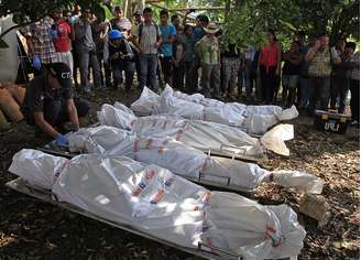 <p>Corpos dos cinco soldados mortos pelas Forças Armadas Revolucionárias da Colômbia (FARC) em uma área rural de Santander de Quilichao, Cauca, em 19 de dezembro</p>