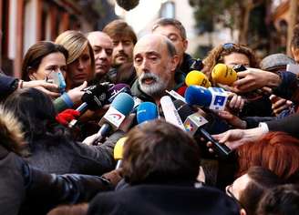 Especialista forense Francisco Etxeberria fala a repórteres no lado de fora do convento Trinitarian, em Madri, na Espanha, nesta segunda-feira. 26/01/2015
