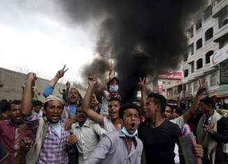 <p>Manifestantes anti-Houthi protestam na cidade iemenita de Taiz, em 23 de março</p>