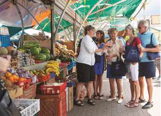 Passageiros têm a oportunidade de conhecer vinhedos, feiras, mercados e delicatesses em diferentes cidades das escalas, incorporando mais a culinária local