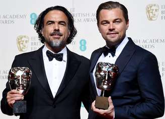 Alejandro Gonzalez Inarritu e Leonardo DiCaprio com seus prêmios de melhor diretor e ator pelo filme 'O Regresso'