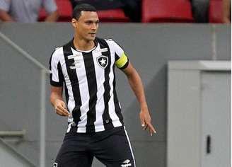 O zagueiro Emerson Silva já utilizou até a braçadeira de capitão do time alvinegro (Foto: Vitor Silva/SSPress/Botafogo)
