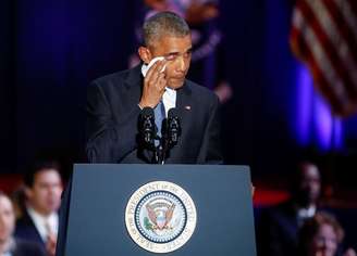 O presidente dos Estados Unidos Barack Obama faz seu discurso de despedida e se emociona