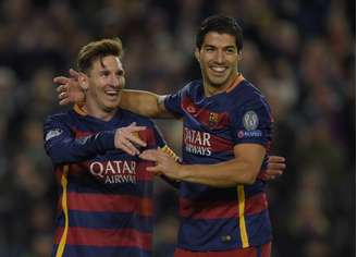 Suárez e Messi são grandes amigos fora de campo (Foto: LLUIS GENE / AFP)