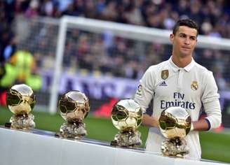 Cristiano Ronaldo já tem quatro Bolas de Ouro (2008, 2013, 2014 e 2016) (Foto: GERARD JULIEN / AFP)