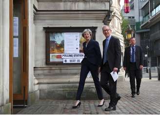 Premiê britânica, Theresa May, e o marido, Philip, chegam a local de votação em Londres 03/05/2018 REUTERS/Hannah McKay