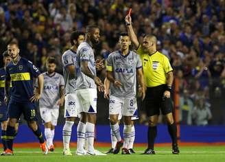 Árbitro Eber Aquino expulsa Dedé no duelo Cruzeiro x Boca Juniors