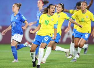 Marta comemora gol de pênalti sobre a Itália