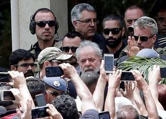 Após decisão do STF, defesa pede para Lula deixar prisão