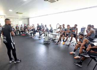 Dyego Coelho conversou com o elenco na manhã deste sábado no CT do Timão (Foto: Rodrigo Coca/Ag. Corinthians)