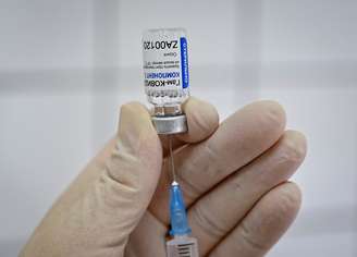 Profissional de saúde coloca vacina Sputnik V contra Covid-19 em seringa em clínica em Rostov-On-Don, na Rússia
22/12/2020 REUTERS/Sergey Pivovarov