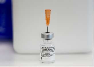 Um frasco da vacina da doença coronavírus Pfizer-BioNTech (COVID-19)