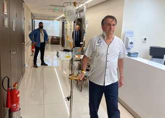 Bolsonaro caminha pelos corredores de hospital em São Paulo