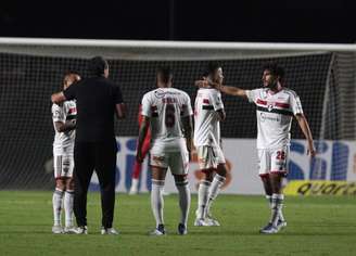 Ceni orienta os jogadores do Tricolor na noite deste sábado, no Morumbi (Foto: Rubens Chiri/São Paulo FC)