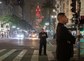 Seguranças do Bar Brahma, na esquina das Avenidas Ipiranga e São João, acompanham clientes que chegam e saem