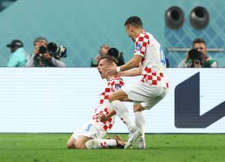Mislav Orsic, da Croácia, comemora com Ivan Perisic o segundo gol da Croácia na vitória por 2 a 1 sobre Marrocos