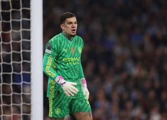 Ederson machucou a perna e precisou ser substituído no segundo tempo contra o Liverpool 