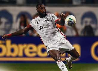 Gerson tenta a finalização no duelo diante do Bahia, pela Copa do Brasil.