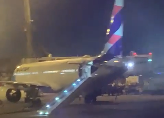 Aeronave da Latam com destino a Salvador tem escorregador inflável acionado por passageiro