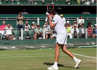 João Fonseca comemora vitória em Wimbledon