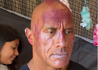 O ator Dwayne Johnson, conhecido como The Rock, em vídeo viral com as filhas