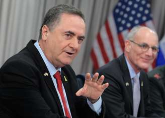 O Ministro da Defesa israelense, Israel Katz (E)