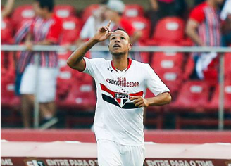 Luis Fabiano é o terceiro maior artilheiro da história do São Paulo