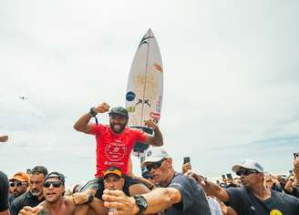 Jadson André vibra com título inédito do QS da WSL em Guarapari-ES