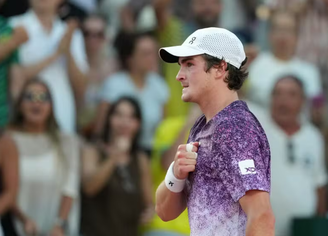 Aos 19 anos, o brasileiro superou Djokovic, 39,  tricampeão do Grand Slam francês e maior vencedor de Grand Slams da história, com 24 títulos