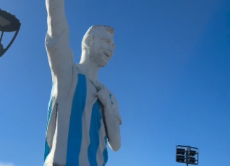 Estátua de Messi tem 26 metros de altura e pesa 70 toneladas
