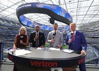 Thierry Henry, Zlatan Ibrahimovic e Alex Lalas com a apresentadora Rebecca Lowe na Fox Sports