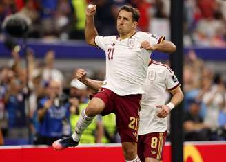 Mikel Oyarzabal comemora gol de pênalti em semifinal contra França.