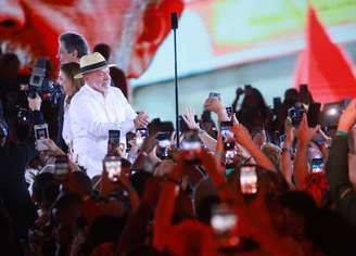 O presidente da República, Luiz Inácio Lula da Silva, discursa durante a convenção nacional do Partido dos Trabalhadores (PT) que oficializou sua candidatura à reeleição, no Expo Center Norte, na capital paulista, neste domingo, 2.