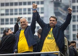 Flávio Bolsonaro ao lado do vice, Alfredo Gaspar, durante ato na Avenida Paulista