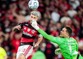 Arrascaeta aproveita o “passe” de Rossi e manda para a rede. É o gol do Flamengo no 1 a 1 com o Del Valle.