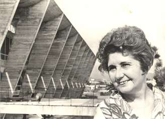 Carmen Portinho em frente ao MAM, no Rio de Janeiro, em foto de 1981