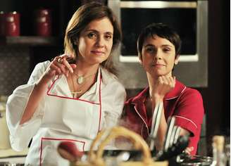 Adriana Esteves e Debora Falabella caracterizadas durante Avenida Brasil