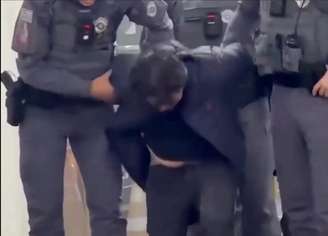 Deputado precisou da ajuda de policiais para caminhar até o interior da delegacia