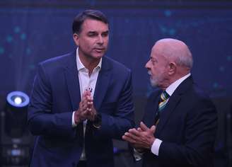 Lula e Flávio no primeiro debate do segundo turno das eleições, realizado pelo Grupo Bandeirantes.